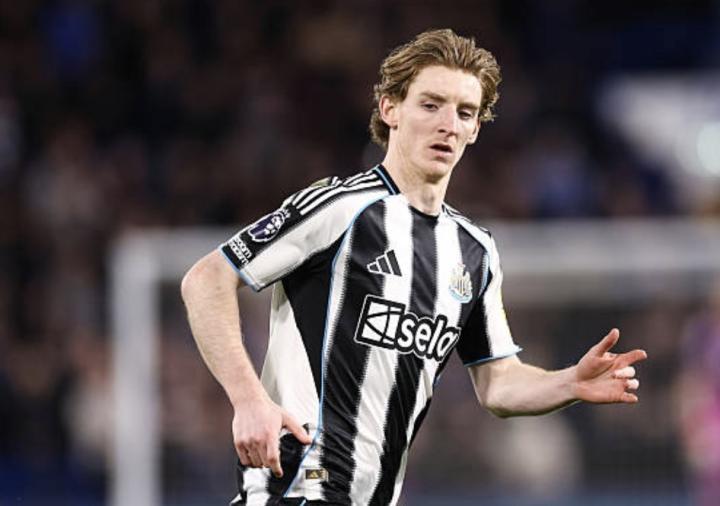  希勒坚持老派观点，戈登强势回应争议；纽卡欧冠关键战引热议。 体育新闻 希勒坚持老派观点，戈登强势回应争议；纽卡欧冠关键战引热议。 体育新闻