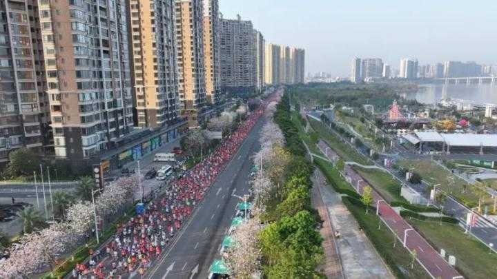  清远马拉松赛道突发意外；一名选手途中倒地，心脏骤停经抢救无效离世。 体育新闻 清远马拉松赛道突发意外；一名选手途中倒地，心脏骤停经抢救无效离世。 体育新闻