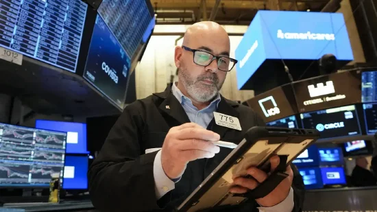 特朗普释放积极信号，美股午盘大幅拉升；地缘风险趋缓带动市场情绪回暖。