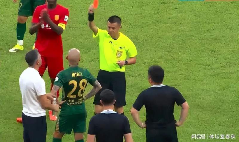  技术流拆解：VAR介入机制与足球规则执行的边界 体育新闻