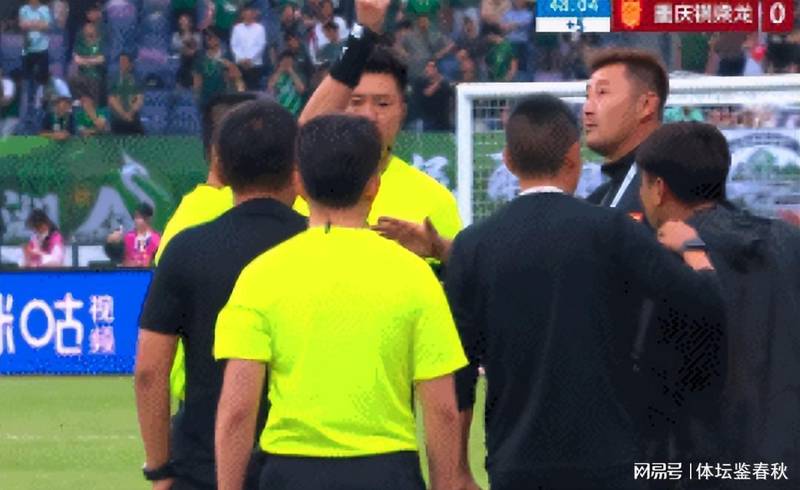  技术流拆解：VAR介入机制与足球规则执行的边界 体育新闻