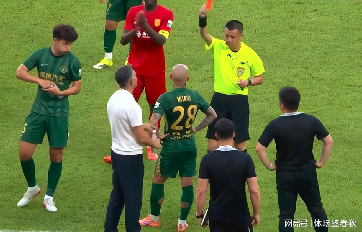  【战术复盘】浙江队0比1负重庆铜梁龙：一次红牌事件遮蔽的深层危机 体育新闻
