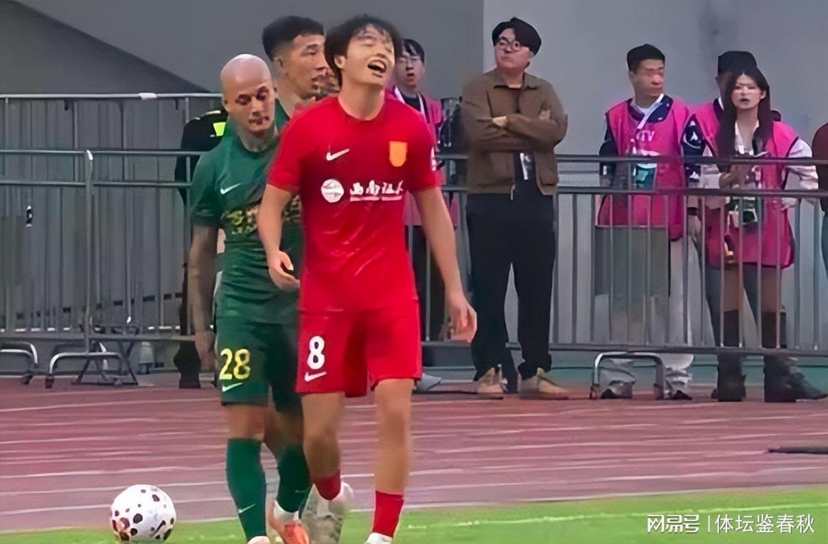  【战术复盘】浙江队0比1负重庆铜梁龙：一次红牌事件遮蔽的深层危机 体育新闻