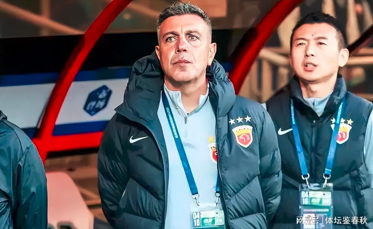  【战术复盘】浙江队0比1负重庆铜梁龙：一次红牌事件遮蔽的深层危机 体育新闻